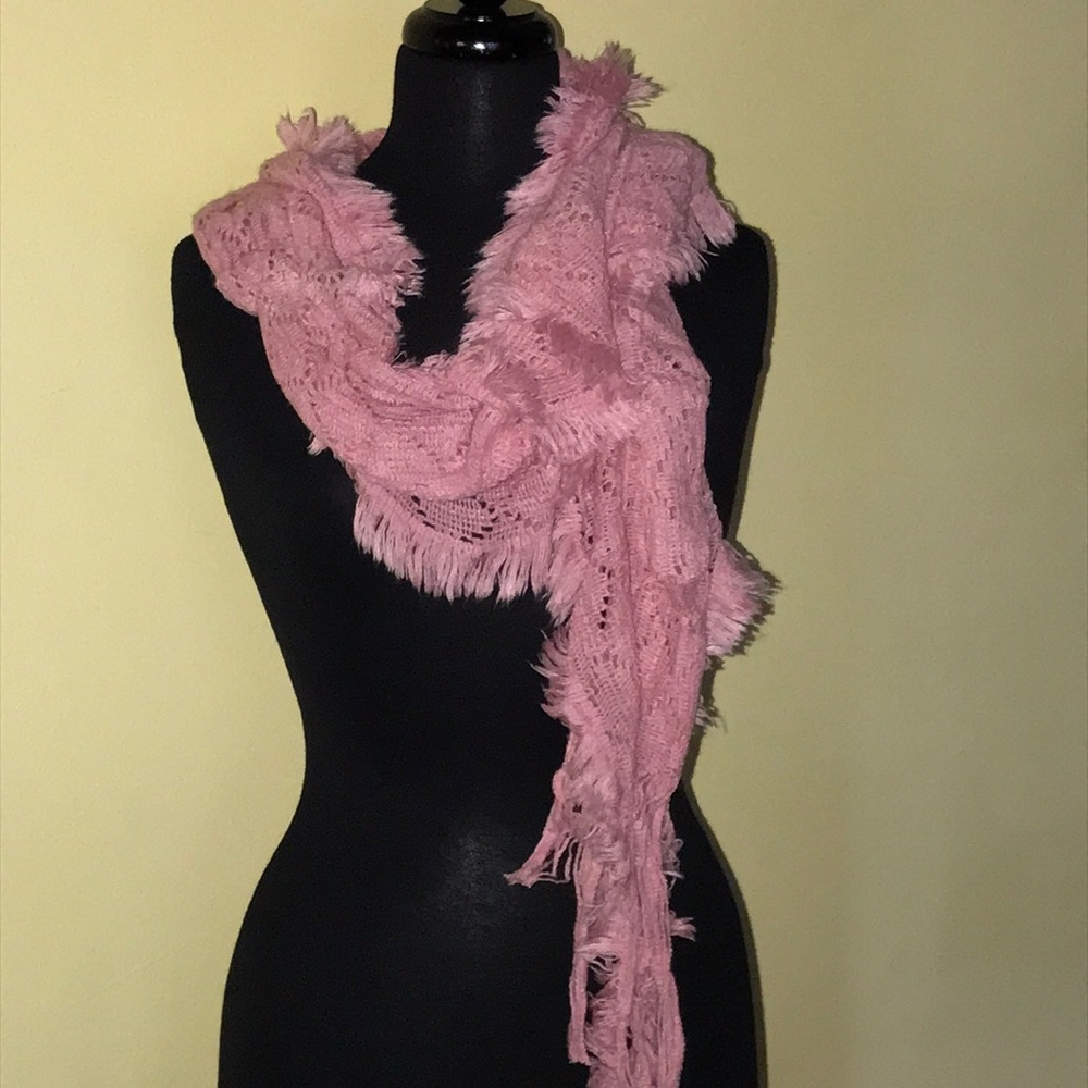 Scarf with fringe in pink